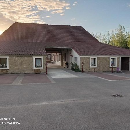 Готель La Ferme Du Guindal Маркіз Екстер'єр фото